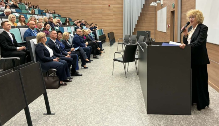 Fot.: UJK/Konferencja w Collegium Medicum UJK w Kielcach; naukowcy prezentują wyniki innowacyjnego programu poprawy jakości życia osób 60+