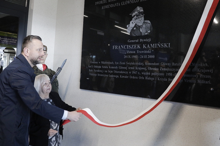 Fot.: FB/Uroczyste odsłonięcie tablicy patrona dworca PKP w Kielcach. W wydarzeniu wzięli udział m.in. wicepremier Władysław Kosiniak-Kamysz oraz minister infrastruktury Dariusz Klimczak.