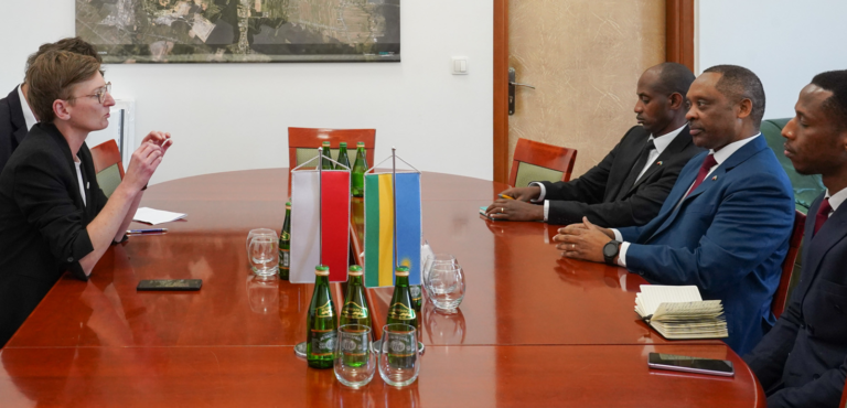 Fot.: UMK/Uśmiechy, uściski i flesze aparatów - Ambasador Rwandy Anastase Shyaka i prezydentka Kielc podczas oficjalnego spotkania w ratuszu.