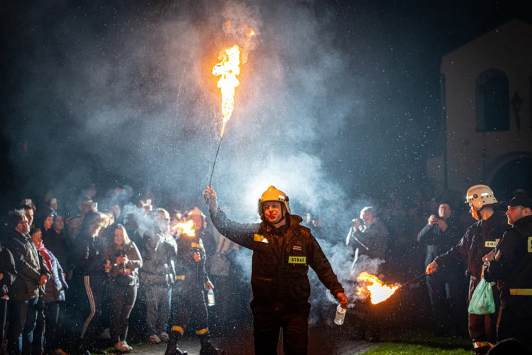 Bziukanie, tarabany i ocet zamiast żurku. Tajemnice świętokrzyskiej Wielkanocy Fot.: FB/ Koprzywnica/Gdy słońce chowa się za horyzont w Wielką Sobotę, na placu kościelnym dochodzi do scen mrożących krew w żyłach.