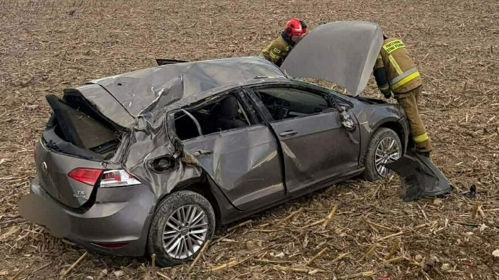 Tragiczny wypadek w Koniecznie. Volkswagen Golf dachował, pięć młodych osób w szpitalu Fot: PSP: Poniedziałkowe popołudnie zakończyło się dramatycznie na drogach powiatu włoszczowskiego