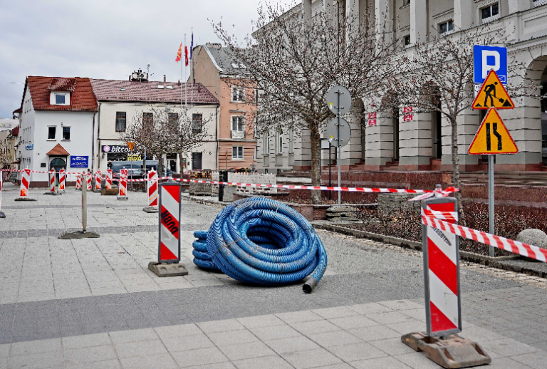 Na Placu Konstytucji rozpoczęły się prace przy budowie nowego oświetlenia.