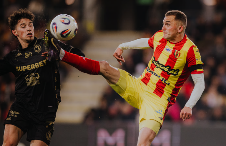 Fot.: KK/Walka o każdy centymetr boiska - Korona Kielce postawiła twarde warunki Jagiellonii, dzieląc się punktami po emocjonującym starciu.