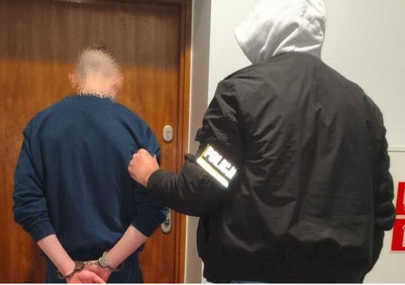 Podpalił budynek i zniknął. Policja zatrzymała 20-latka! Fot.: Policja/Spłonął budynek gospodarczy i baloty siana. Straty oszacowano na ponad 80 tysięcy złotych.