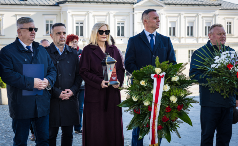 Kielce oddały hołd ofiarom Smoleńska Kielczanie i przedstawiciele władz oddali hołd ofiarom katastrofy smoleńskiej w 16. rocznicę tragedii.