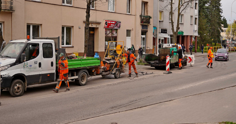 Fot.: MZD/Drogowcy w akcji: ciężki sprzęt poszedł w ruch, by wyprostować kieleckie garby.