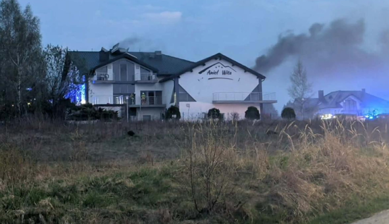 Nocna bitwa z ogniem w Krajnie Drugim: 10 zastępów straży pożarnej w akcji. Wnętrze sali bankietowej zamieniło się w pogorzelisko, a dwie osoby trafiły pod opiekę lekarzy.