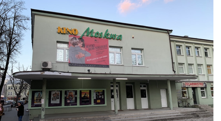 Fot.: FB/Kielce znów będą „neonowe”. Osiem historycznych reklam świetlnych już czeka na uruchomienie na ścianie kina Moskwa. To będzie nowa, świetlna wizytówka centrum miasta.