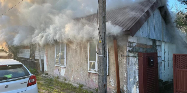 Pięć zastępów straży pożarnej walczyło z żywiołem przy ulicy Domaszowskiej; właściciel domu z obrażeniami trafił pod opiekę lekarzy