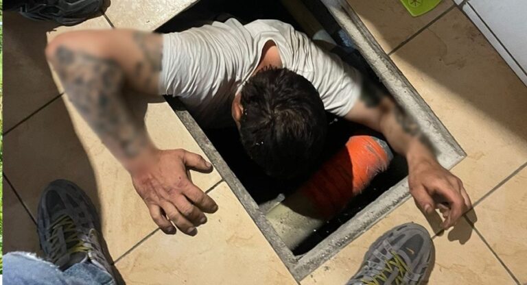 Fot.: KPP/Właz do studzienki rewizyjnej pod łazienkową szafką, w której buscy policjanci odnaleźli 43-letniego skazańca.