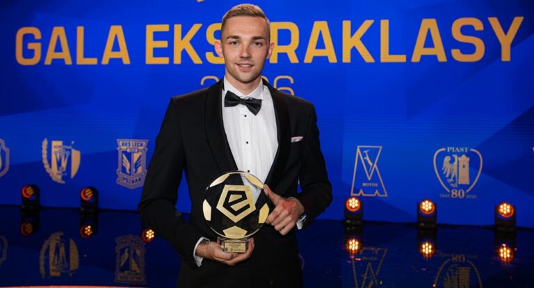 Fot.: Korona Kielce/Xavier Dziekoński dumnie prezentuje nagrodę dla najlepszego bramkarza w kraju.