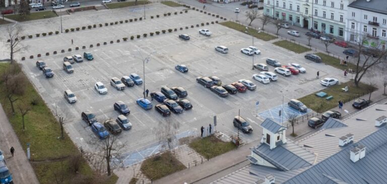 Fot.: UMK/Obecny, zabetonowany Plac Wolności, który już niedługo zamieni się w zieloną oazę z podziemnym parkingiem i schronem.