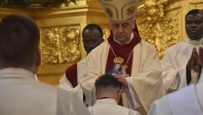 Fot.: KDK/Biskup Jan Piotrowski nakłada ręce na diakona podczas sakramentu święceń kapłańskich w kieleckiej bazylice katedralnej.
