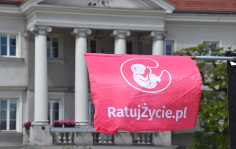 Fot.: Chwycili za różańce w centrum miasta. Publiczny protest przeciwko aborcji