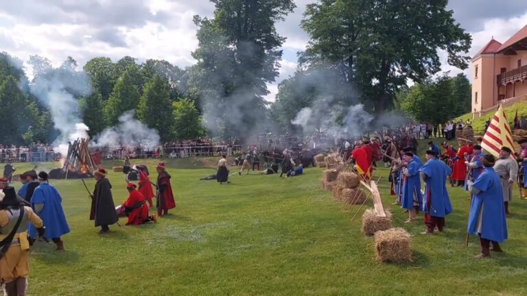 Szwedzi znów zaatakowali region! Ważna bitwa odbędzie się jeszcze dzisiaj Fot.: Ponad 300 rekonstruktorów w huku armat i muszkietowego ognia odtwarza dramatyczne starcie z czasów potopu szwedzkiego w Podzamczu.