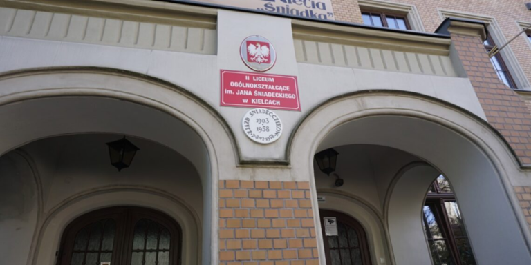 „Śniadek” wraca na tron, a giganci tracą dotychczasowe pozycje! Radość w kieleckim „Śniadku” i wielkie świętowanie w Bogorii. Tegoroczny ranking liceów pokazał, że mapa edukacyjna Świętokrzyskiego ulega gwałtownym zmianom, a prestiżowe mury nie dają gwarancji utrzymania pozycji lidera.