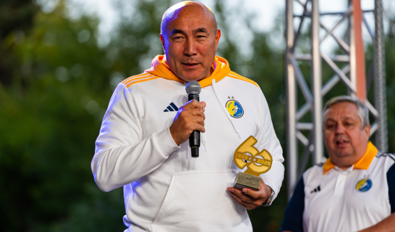 Fot.: UMK/Po 12 latach, dziesiątkach trofeów i setkach wygranych bitew, najwybitniejszy trener w historii kieleckiego sportu odsłoni swoją koszulkę pod dachem hali. Kielce mówią „Dziękujemy!” człowiekowi, który nauczył nas wygrywać z najlepszymi na świecie.