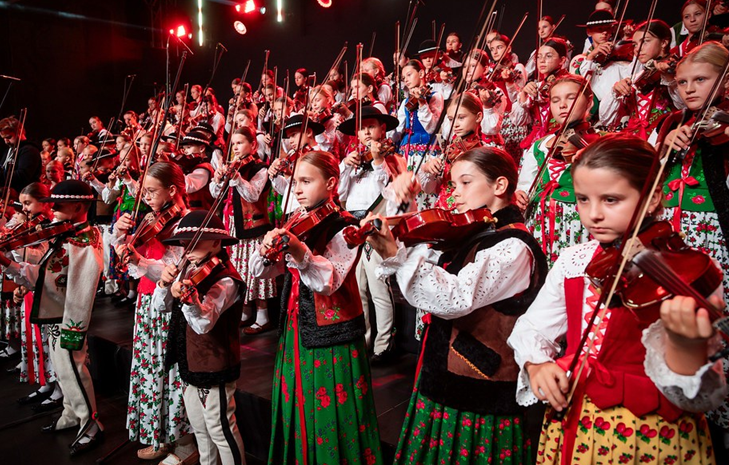 Inwazja góralskiej energii na Kadzielni. 300 artystów opanuje Kielce! Fot.: FB/Góralska armia udziela na Kadzielnię! Blisko 300 artystów, setki instrumentów i niespożyta energia – Mała Armia Janosika już 6 czerwca udowodni w Kielcach, że folklor to prawdziwa petarda.