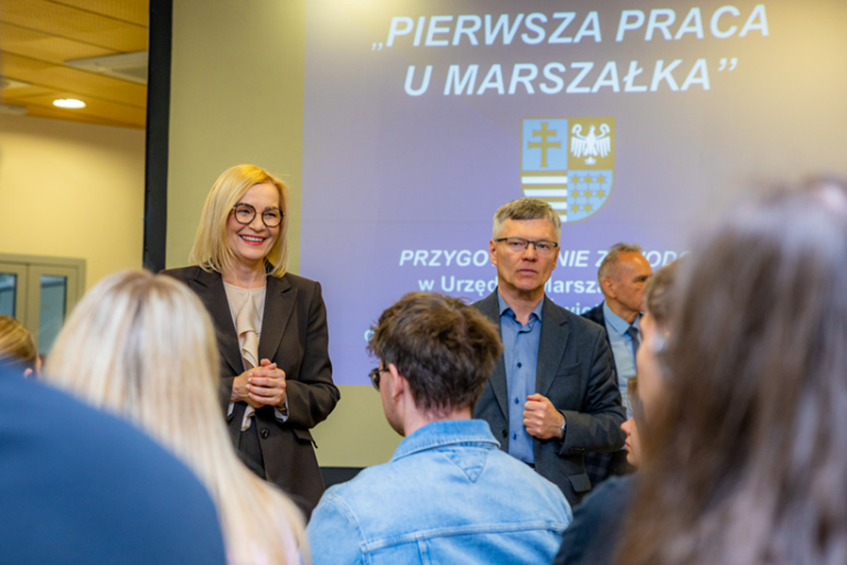 Marszałek Janik rusza na łowy. Chce zatrzymać najzdolniejszych w Kielcach! Fot.: UMWS/Marszałek Renata Janik podczas konferencji na Politechnice Świętokrzyskiej wysłała jasny sygnał: „Zostańcie z nami!”. Program „Pierwsza Praca u Marszałka” to nowa jakość w kieleckiej administracji