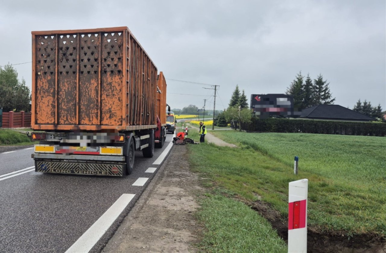 Fot.: Policja/Policjanci pracują przy szczątkach roweru i ciężarówce, która brała udział w porannym wypadku w Grabinie.
