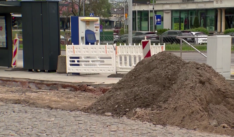 Fot.: Decyzja MZD o przedłużeniu prac do końca sierpnia oznacza, że letni szczyt wyjazdowy upłynie pasażerom pod znakiem omijania wykopów i szukania drogi do pociągu.