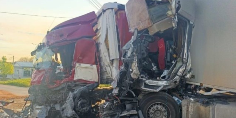Fot.: KPP Opatów/Zmiażdżone kabiny i rozsypany ładunek - tak wygląda krajobraz po porannym wypadku w Lipniku