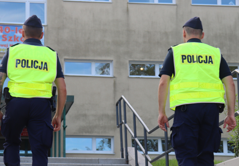 „Oddaj dziecko!” – Szaleniec z bronią terroryzował rodziny w Bielinach Fot.: Zdjęcie ilustracyjne/Dzięki szybkiej reakcji policji z Daleszyc, 26-letni napastnik nie zdążył skrzywdzić kolejnych osób.