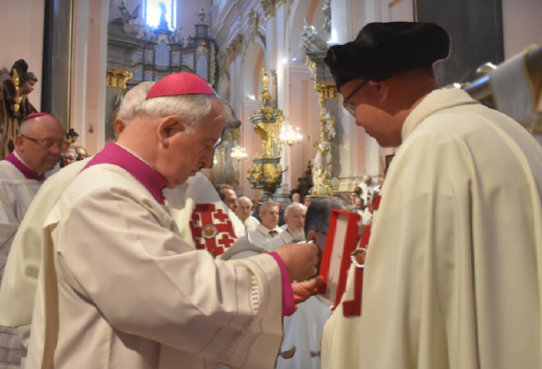 Uroczysty moment w Bazylice w Miechowie. Biskupi Jan Piotrowski, Henryk Jagodziński oraz Grzegorz Olszowski dołączyli do elitarnego Zakonu Rycerskiego Świętego Grobu w Jerozolimie, zobowiązując się do szczególnej troski o chrześcijan w Ziemi Świętej.