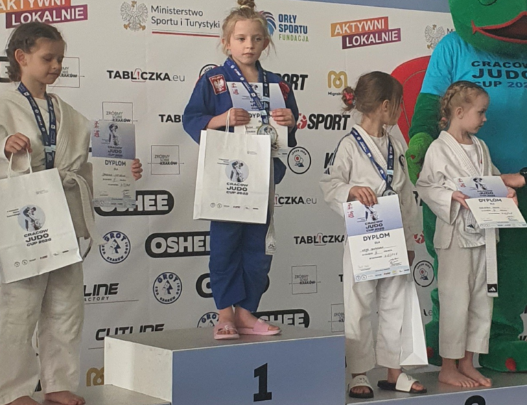 Fot.: SP nr 12 w Kielcach/7-letnia Janka (na zdjęciu) udowadnia, że wiek i waga to tylko liczby, kiedy ma się pasję i niezłomny charakter. Kielecka pierwszoklasistka idzie przez ogólnopolskie maty jak burza. Czy rośnie nam przyszła reprezentantka Polski na Igrzyskach Olimpijskich?