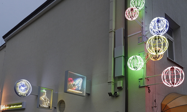 Festiwal sentymentu w Kielcach! Dawniej było ich dwieście, teraz rozbłysły na nowo – neony wróciły do centrum Fot.: FB/Kultowe świetlne miniatury znów rozświetlają centrum Kielc. Elewacja kina Moskwa stała się żywym pomnikiem miejskiej historii.