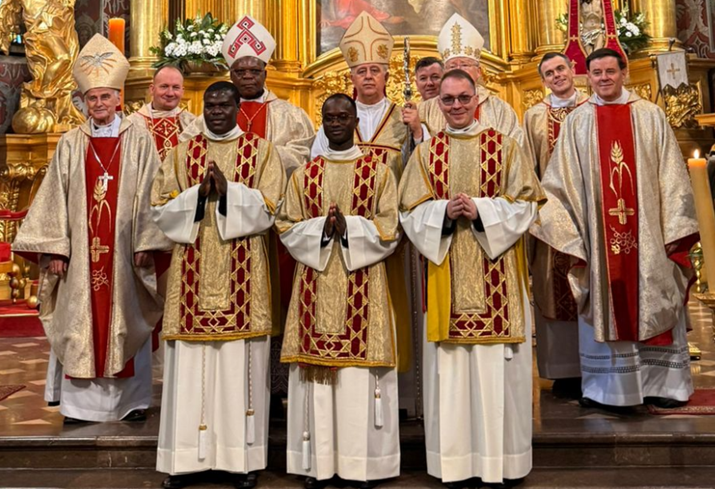 Sensacyjne święcenia w Kielcach. Na jednego Polaka przypadło dwóch diakonów z Afryki! Gdy brakuje chętnych do kapłaństwa nad Silnicą, z pomocą przychodzą wierni z drugiego końca świata.