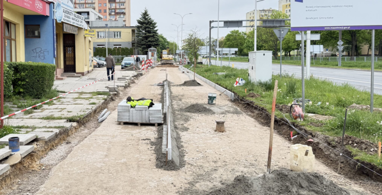 Rowerowy przełom na Sandomierskiej! Ponad pół kilometra nowego asfaltu Ciężki sprzęt na ulicach Kielc. Prace na ulicy Sandomierskiej idą pełną parą, a robotnicy szykują grunt pod ponad pół kilometra nowej trasy dla cyklistów.