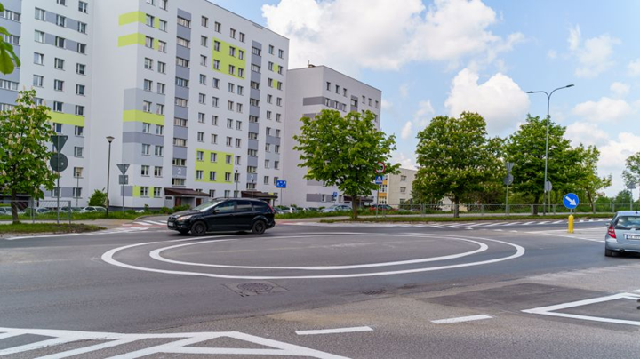 Urzędnicy znaleźli sposób na piratów? Nowe rondo na Jaworskiego Fot.: FB/Widok na skrzyżowanie ulic bpa Jaworskiego i Krzyżanowskiej, gdzie rondo zostało wyznaczone za pomocą białych linii na asfalcie.