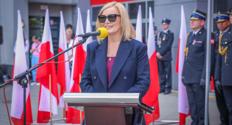 Wielkie święto kieleckich strażaków i najwyższe odznaczenia od prezydenta! Fot.: UMWS/Uroczysty apel na placu kieleckiej komendy, podczas którego wręczono medale i nominacje na wyższe stopnie służbowe. Na zdjęciu marszałek Renata Janik