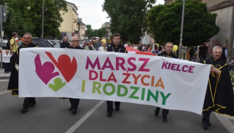 Niezwykłe sceny w Kielcach. Ponad podziałami maszerowali w jednym celu Fot.:FB/Mieszkańcy Kielc tłumnie wzięli udział w XVI Marszu dla Życia i Rodziny. Kolorowy korowód przeszedł przez centrum miasta pod hasłem „Dzieci w rodzinie – siła w narodzie”.