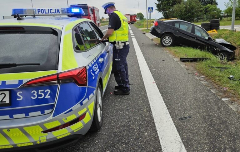 Fot.: Policja/Służby na miejscu wypadku w miejscowości Sadowie, gdzie zderzyły się trzy pojazdy.