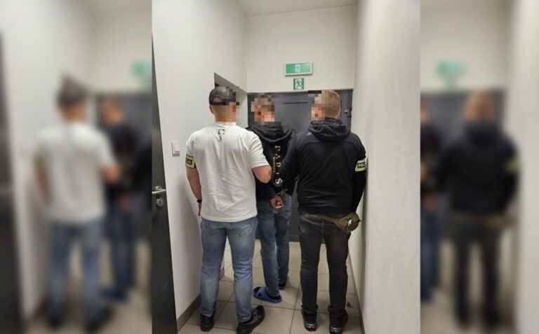 Z Kielc do całej Polski. Jedna seria, dziesiątki włamań Fot.: Policja/Kto włamywał się do taksówek nocą? Policja wskazuje 40-latka