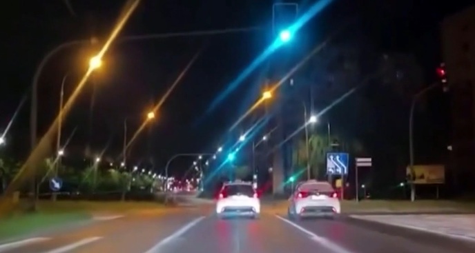 Zrobili z Kielc tor wyścigowy. Młodzi taksówkarze w rękach policji Fot.: Scrin/19- i 20-latek ścigali się taksówkami w Kielcach. Wszystko nagrała kamera