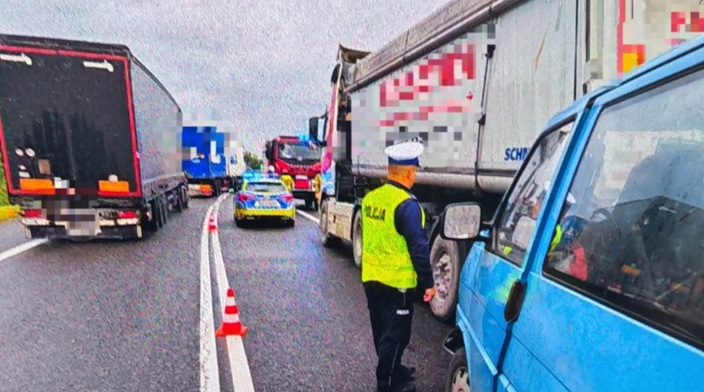 Poranny horror na krajowej „dziewiątce”. Bus roztrzaskał się o tira Fot. KPP Sandomierz/Poranny horror na krajowej "dziewiątce". Bus roztrzaskał się o tira
