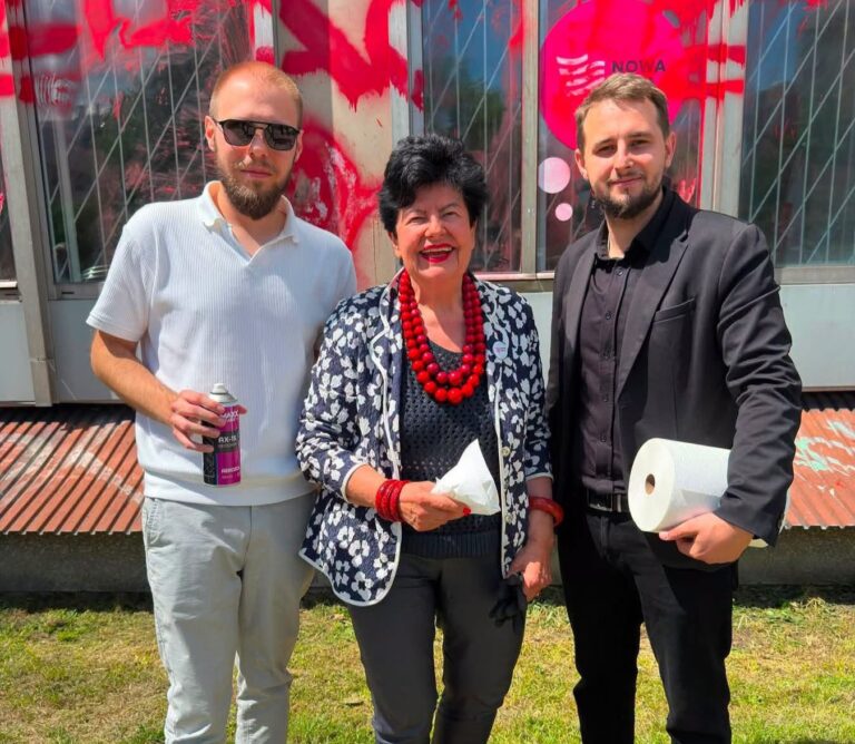 Ponad podziałami. Wspólnie zmywali wulgarne napisy z budynku biura Joanny Senyszyn w Kielcach