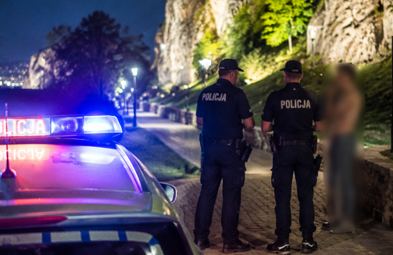 Co wydarzyło się na Kadzielni? Policja szuka odpowiedzi Fot. Zdjęcie ilustracyjne/Policjanci wyjaśniają tajemnicze zgłoszenie dotyczące rzekomego nieobyczajnego zachowania na terenie kieleckiej Kadzielni. Funkcjonariusze sprawdzają, co wydarzyło się tego wieczoru.
