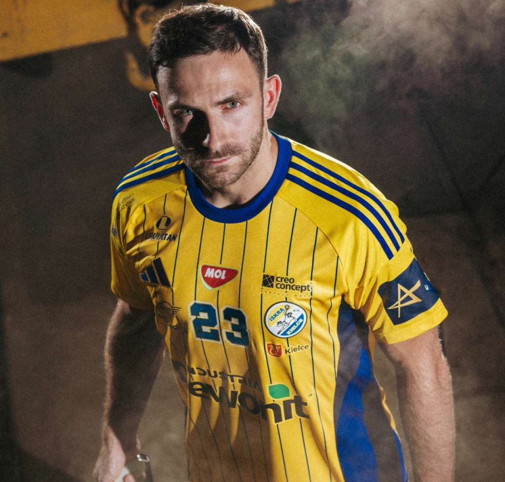 Fot.: Industria Kielce/Industria Kielce zaprezentowała stroje na sezon 2026/2027. Na koszulki mistrzów Polski wraca legendarny herb Iskry Kielce.