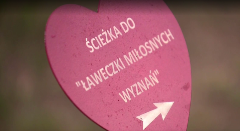 Czy jesteście sobie pisani? W Kielcach powstało miejsce, w którym można to „sprawdzić” Sercem Zakątka Miłości jest marmurowa ławeczka autorstwa kieleckiego rzeźbiarza Sławomira Micka.