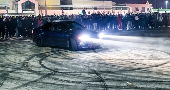 Szybkie samochody ruszają nocą. Policja wskazuje miejsca w Kielcach Fot.: Zdjęcie ilustracyjne/Problem zaczyna się, gdy publiczna ulica zamienia się w tor wyścigowy.