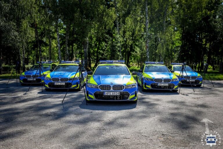 Nowe radiowozy dla świętokrzyskiej drogówki. Policja otrzymała pięć mocnych BMW
