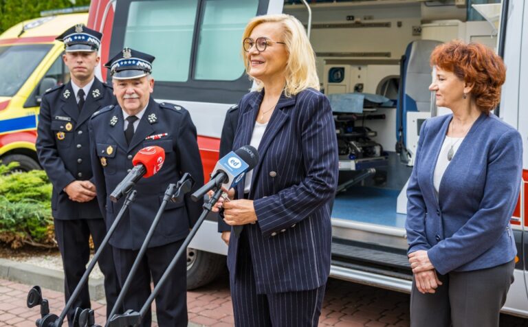 Ambulans dostał drugie życie. Renata Janik przekazała go strażakom Fot.: UMWS/Marszałek Renata Janik podczas przekazania ambulansu strażakom z OSP w Morawicy. Pojazd wycofany z systemu ratownictwa medycznego będzie nadal służył bezpieczeństwu mieszkańców.