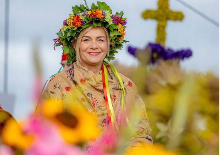 Świętokrzyskie podziękowało rolnikom za plony Marszałek Renata Janik uczestniczyła w 26. Świętokrzyskich Dożynkach Wojewódzkich w Tokarni i podkreślała znaczenie pracy rolników oraz dożynkowej tradycji