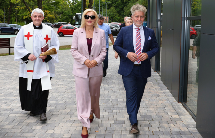Wielka zmiana przy dębie Bartek. Takiego miejsca tutaj jeszcze nie było UMWS/Marszałek Renata Janik uczestniczyła w otwarciu kolejnego etapu kompleksu turystycznego przy dębie Bartek. Wcześniejszą część inwestycji Samorząd Województwa Świętokrzyskiego wsparł kwotą 3,1 mln zł.