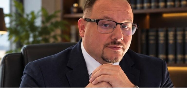 Mec. Michał Bukowski, adwokat z Kielc. Jego kancelaria świadczy pomoc prawną klientom indywidualnym i przedsiębiorcom, prowadząc m.in. sprawy cywilne oraz reprezentując klientów w postępowaniach sądowych.