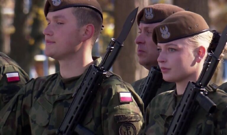 Na kieleckiej Bukówce 38 ochotników złożyło przysięgę wojskową i dołączyło do 10. Świętokrzyskiej Brygady Obrony Terytorialnej. Nowi żołnierze ukończyli wcześniej 16-dniowe szkolenie podstawowe. Fot. 10. Świętokrzyska Brygada Obrony Terytorialnej.